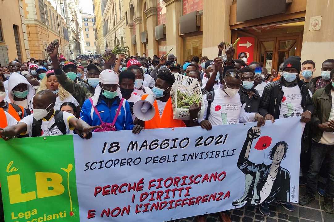 Braccianti agricoli in piazza Montecitorio per protesta: “Non vogliamo restare invisibili”
