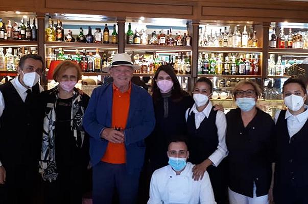 Anthony Hopkins ad Assisi per un pranzo al ristorante