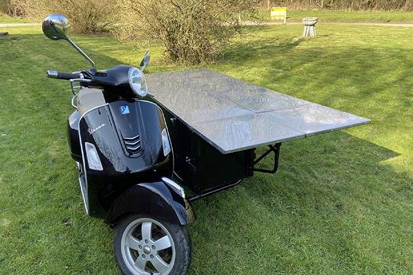 Cucina in sella alla Vespa: lo speciale sidecar dagli UK