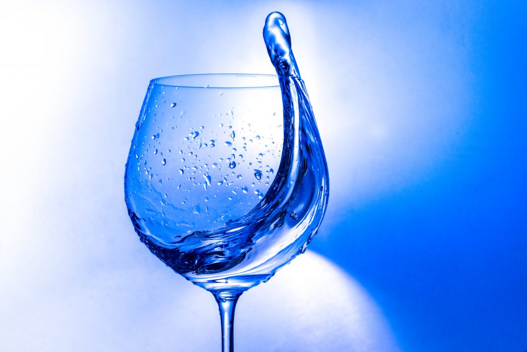 Acqua in un bicchiere di vino
