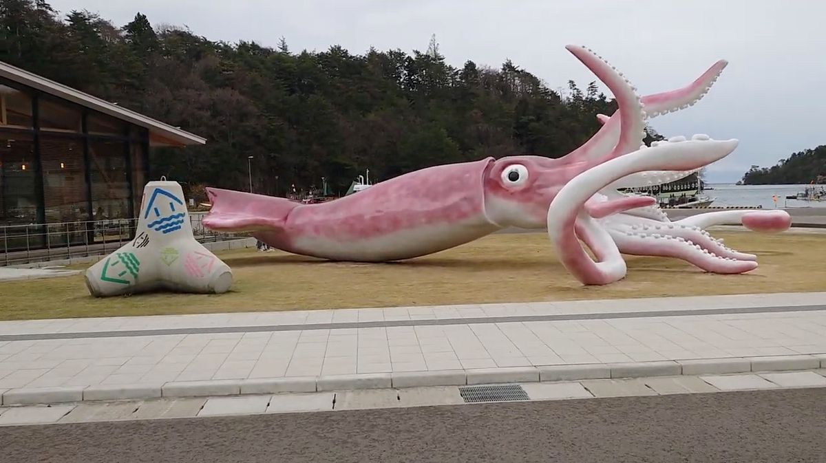 calamaro gigante statua giappone