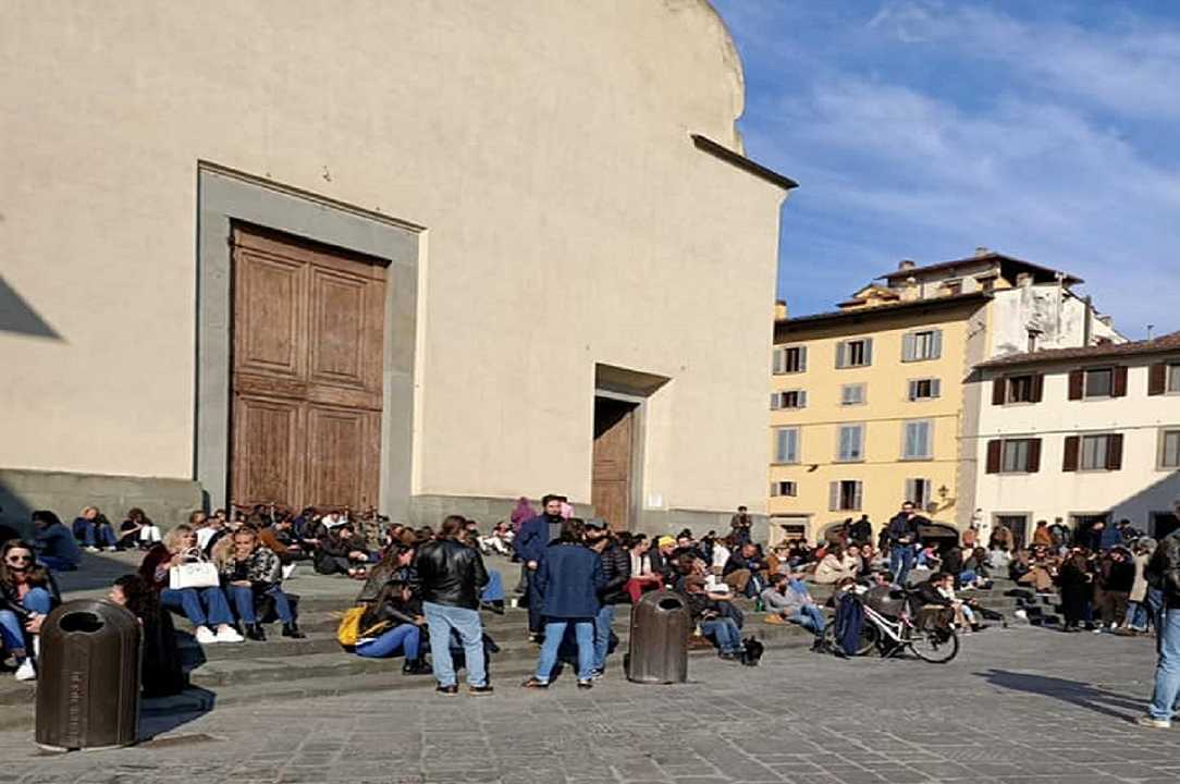 Firenze: vietato consumare cibi e bevande sul sagrato della Basilica di Santo Spirito