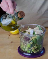 bicchiere del mixer con tutti gli ingredienti per il pesto