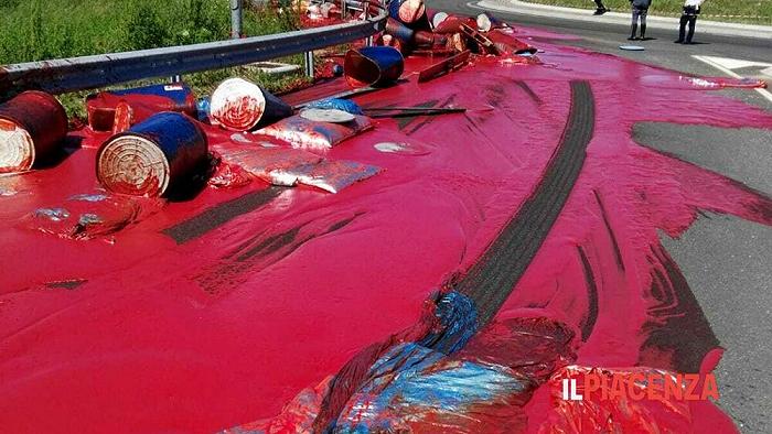 Piacenza, camion perde il carico: strada coperta di passata di pomodoro