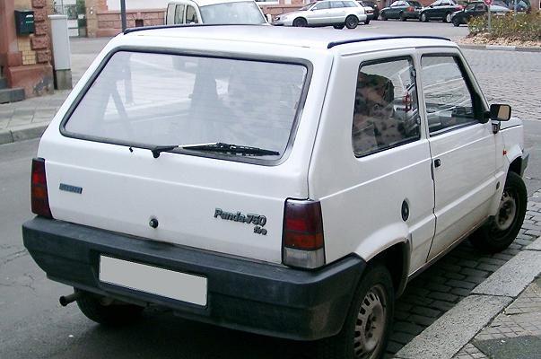 Catania: sfondano la vetrina di una pasticceria con una Fiat Panda