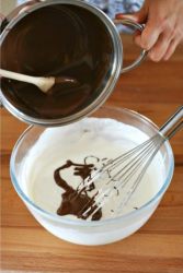 cioccolato fuso aggiunto da una pentola alla crema di yogurt e panna