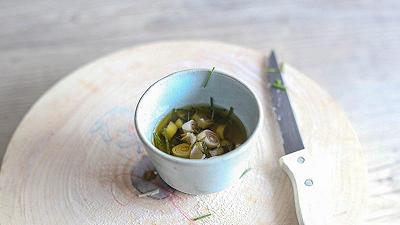 Unite in una ciotola con l'olio