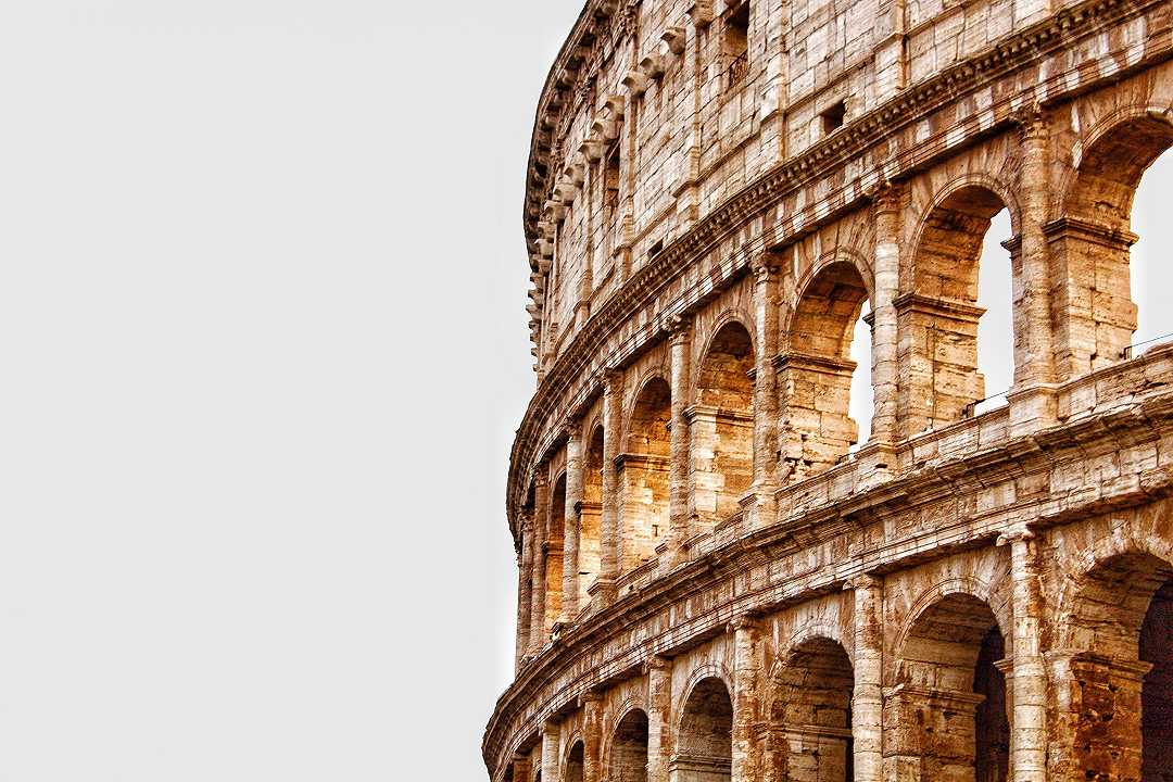 Roma, birra al Colosseo: due turisti vengono fermati dai Carabinieri