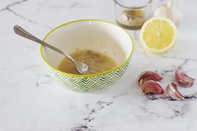 Fate una crema di aglio, limone e tahina