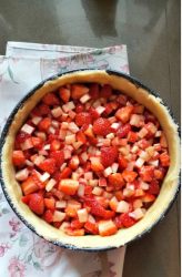 crostata riempita di rabarbaro e fragole