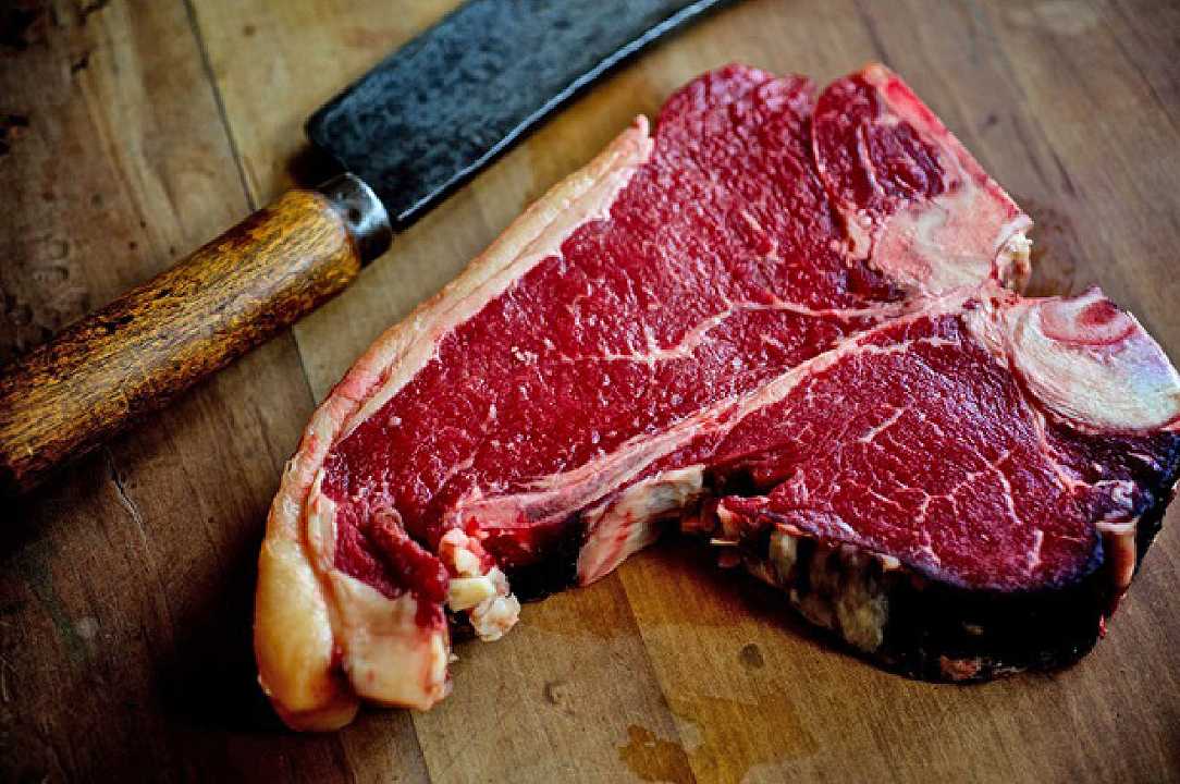 Carne rossa, la mangiano di più gli uomini che vogliono sentirsi “maschi”