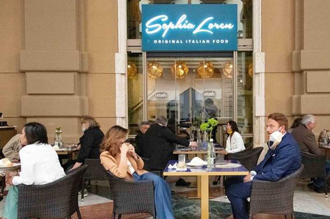 Firenze, chiuso il ristorante “Sophia Loren”: violato il coprifuoco