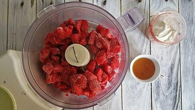 Frullate con lo yogurt e il miele