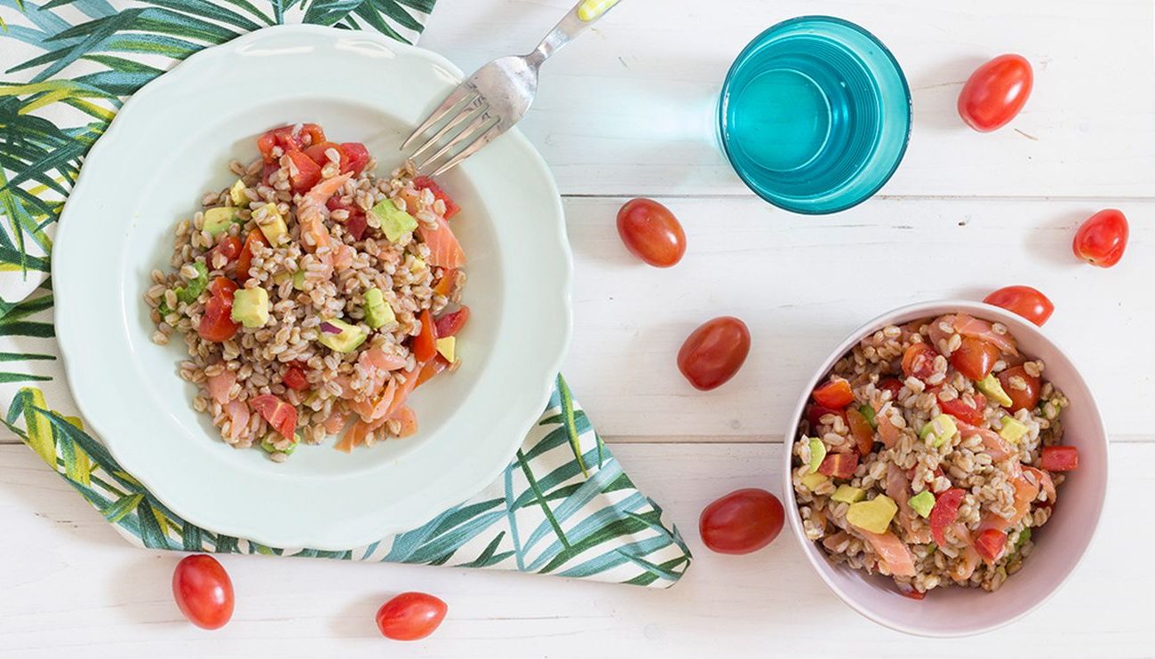 insalata farro salmone avocado