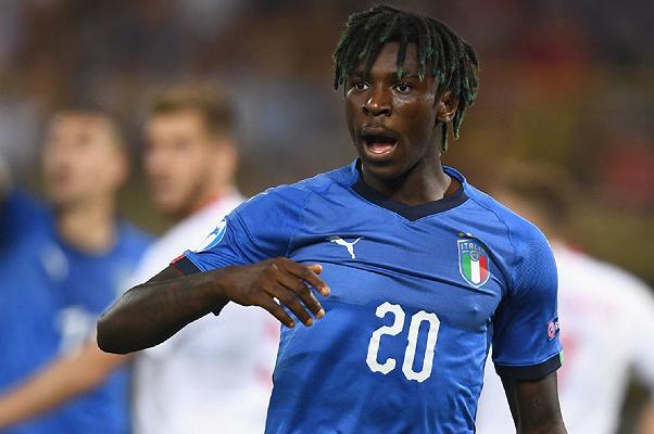 Il calciatore Moise Kean dona cibo ai senzatetto di Parigi