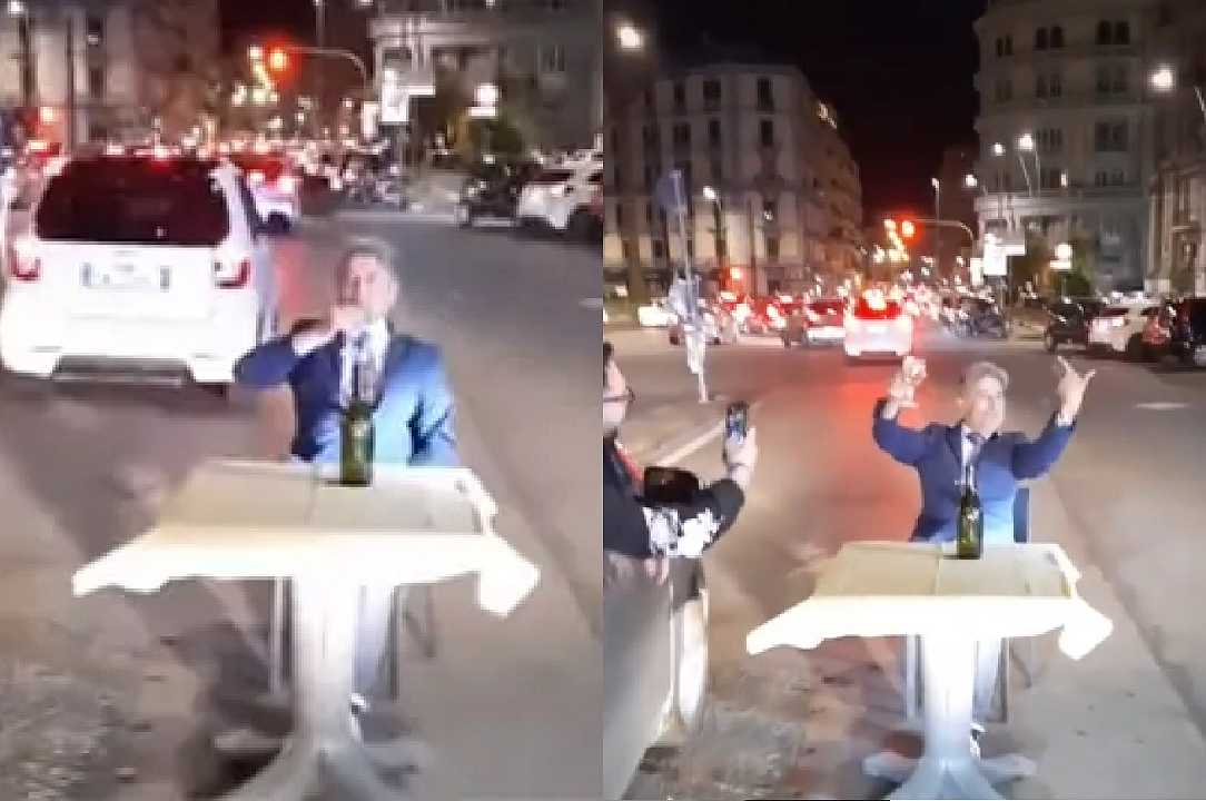 Napoli, beve vino al tavolo ma in mezzo alla strada: cosa si fa per un video di TikTok