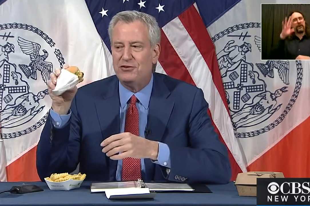 New York, il sindaco mangia hamburger e patatine in diretta: “ve le offro se vi vaccinate”