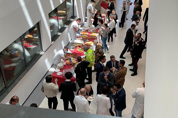 Paolo Figliuolo e il buffet al chiuso con i politici umbri