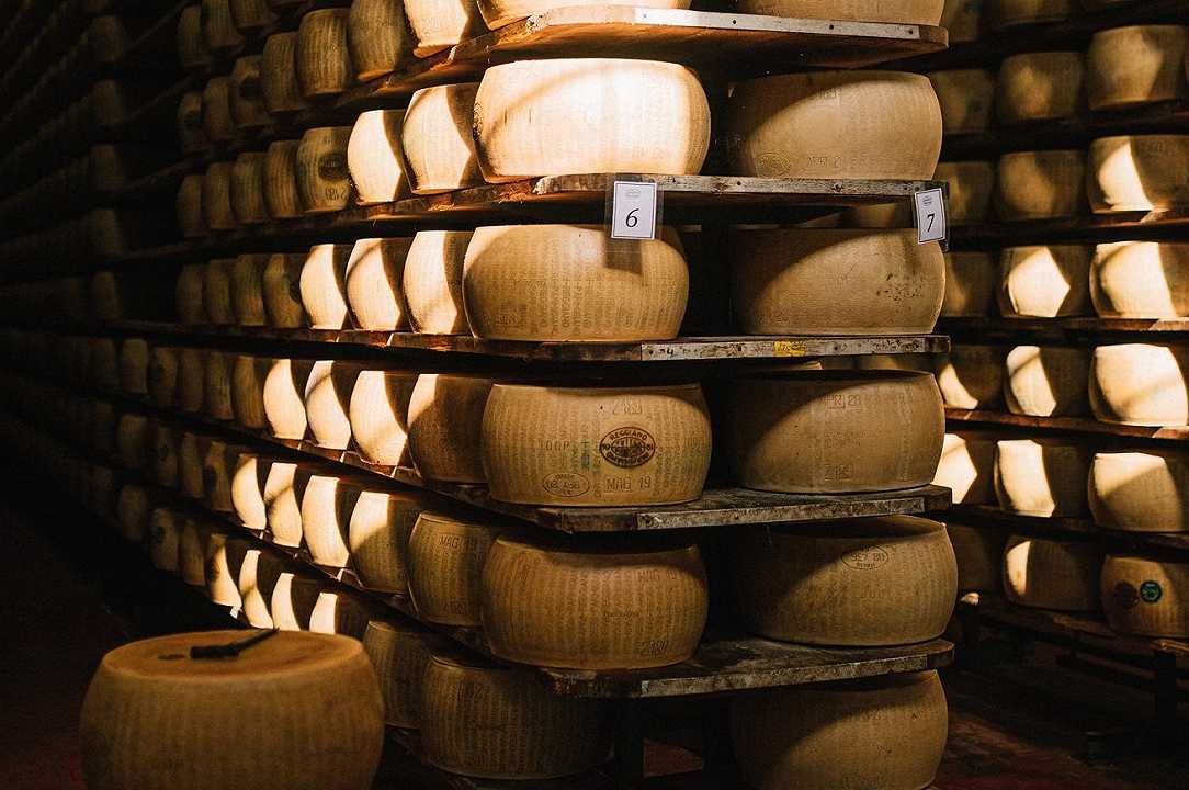 Parmigiano Reggiano dona 3mila kg di formaggio alle categorie colpite dal Coronavirus