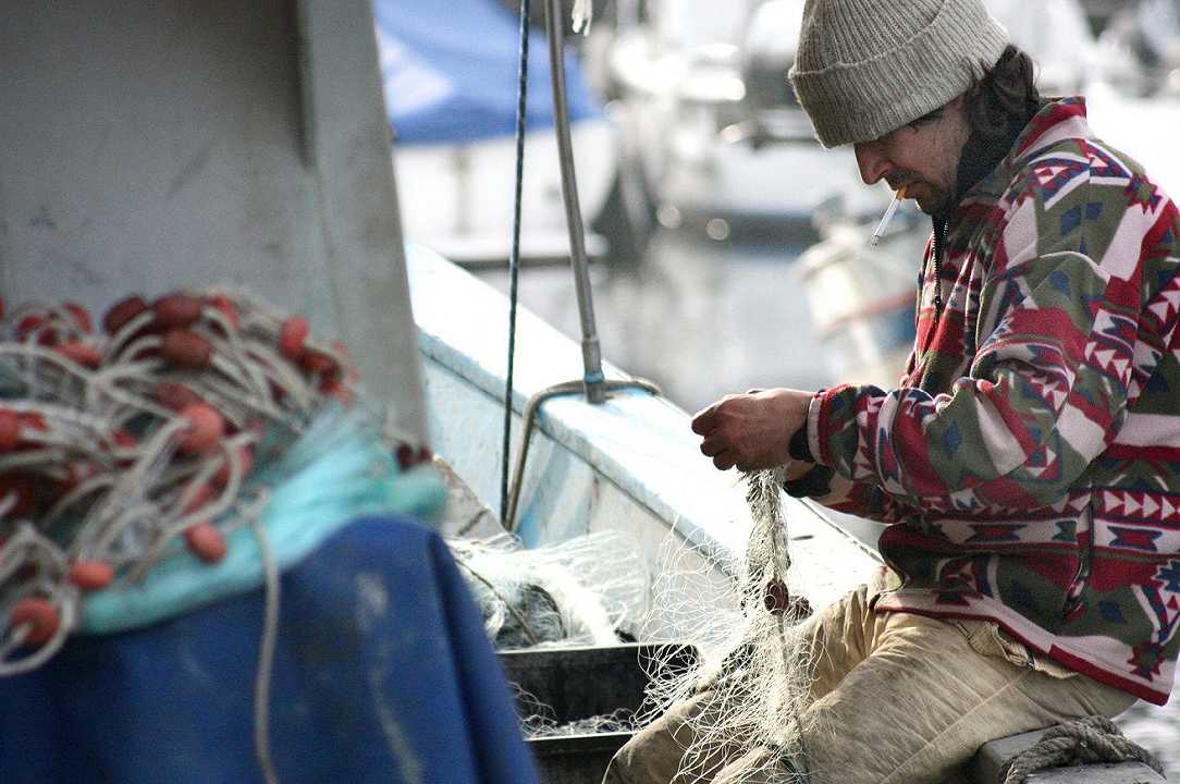 Cesenatico, è nato un corso da 50 ore per imparare a riparare le reti da pesca