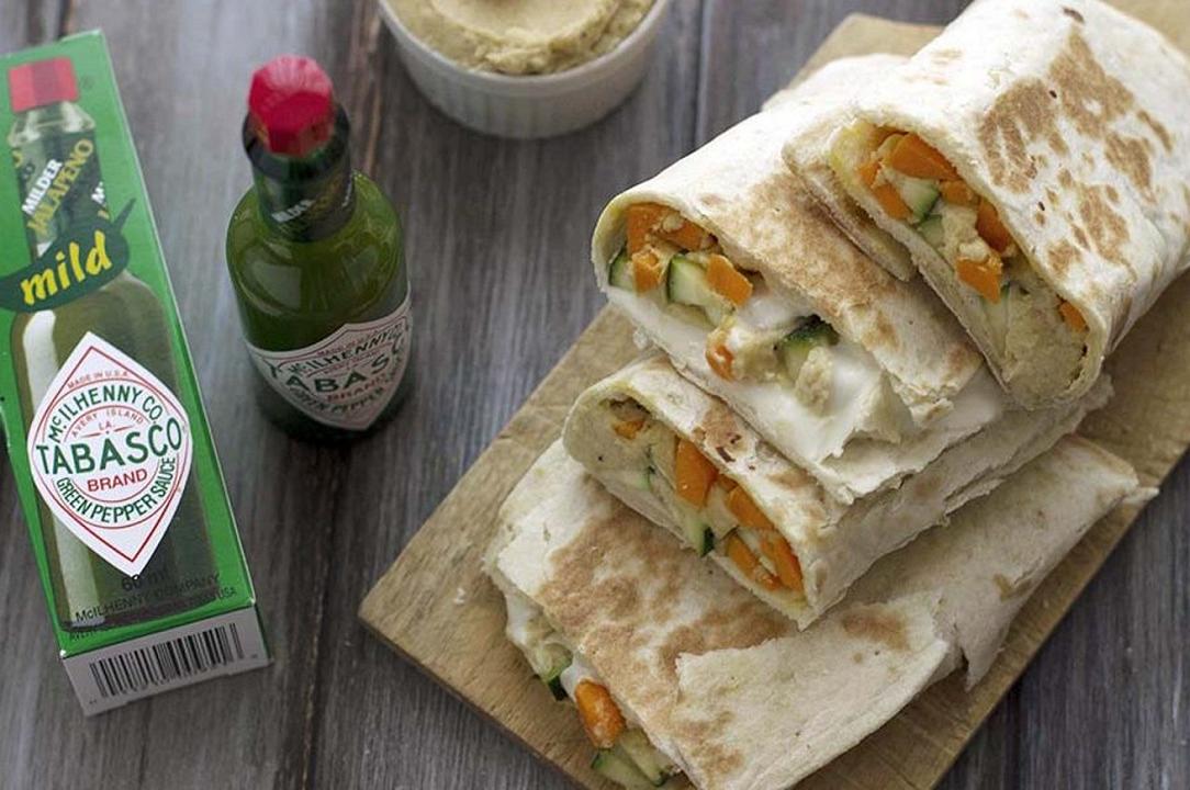 Piadine vegetariane con hummus e verdure