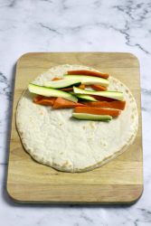 piadina stesa su tagliere con verdure