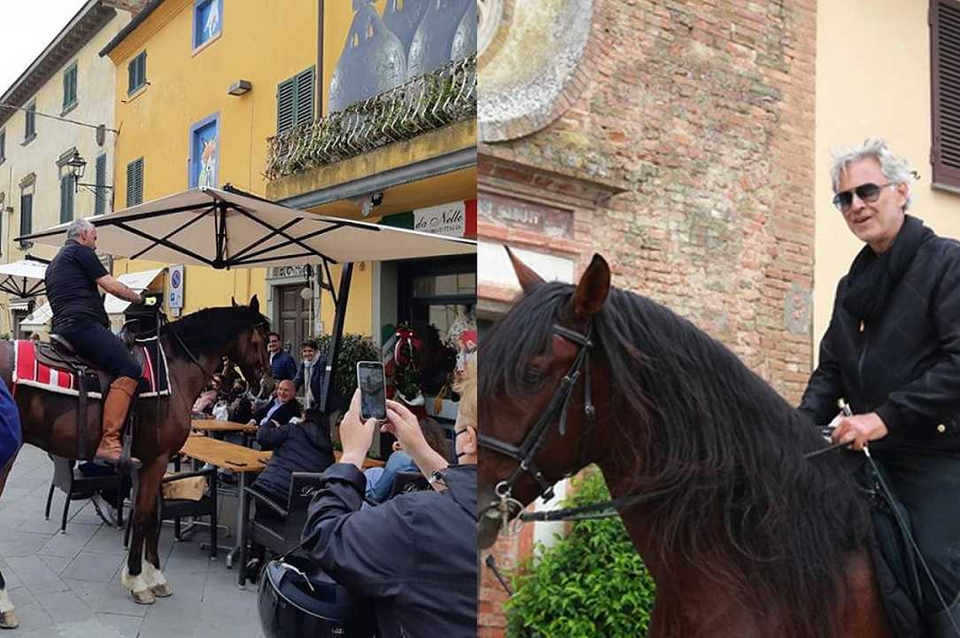 Pisa: Bocelli e Ramazzotti vanno insieme al bar a cavallo
