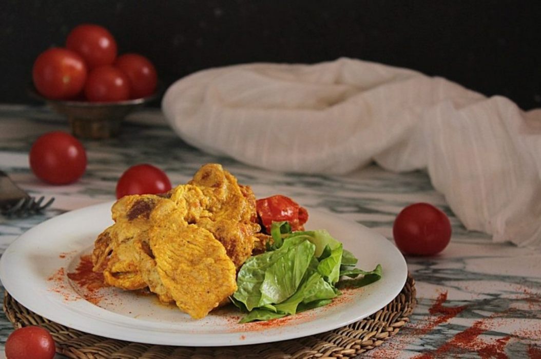 pollo al curry con insalata e pomodori ciliegino