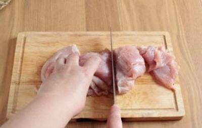 Tagliate il pollo