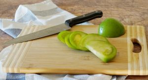 pomodori verdi affettati su tagliere