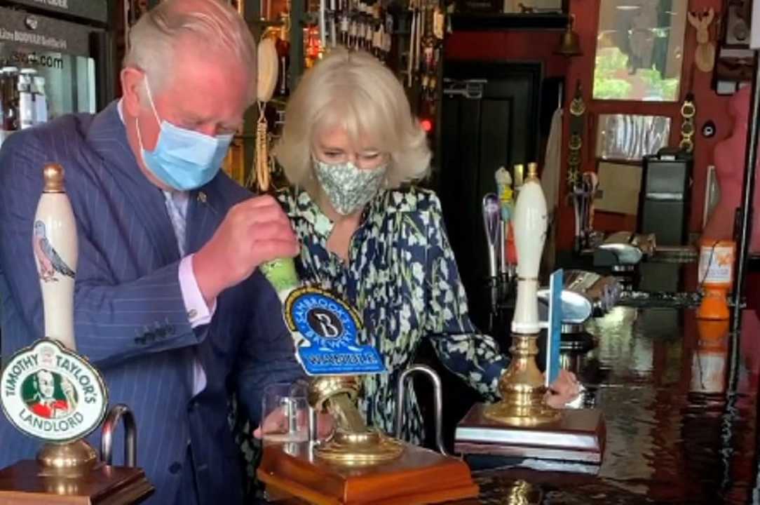 Regno Unito: il principe Carlo al pub con Camilla per festeggiare la riapertura dei locali