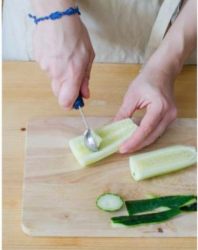 pulizia del cetriolo su tagliere