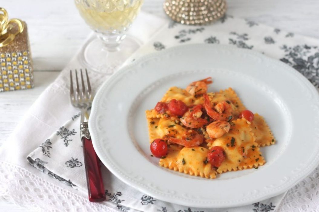 ravioli con gamberi e pomodorini nel piatto
