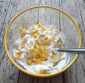 Montate la panna con il mascarpone e le pesche