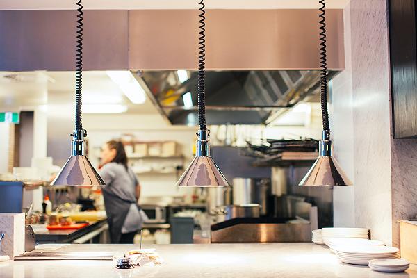 Vicenza, piove e sessanta clienti pranzano all’interno: il ristorante rischia un mese di stop