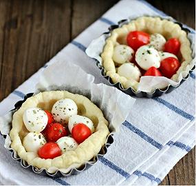 Aggiungete pomodori e mozzarella