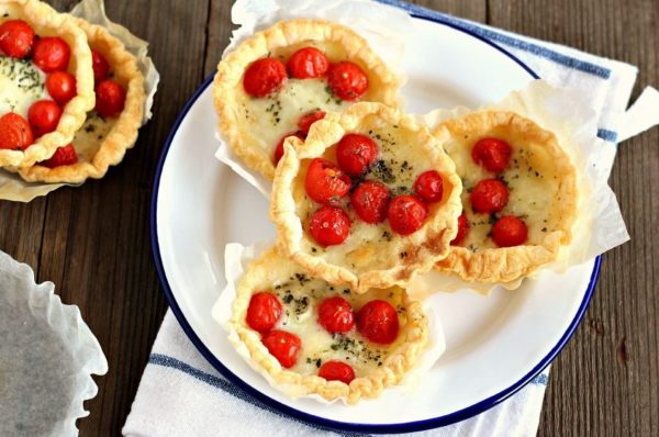 sfogliatine con pomodoro e mozzarella su un piatto