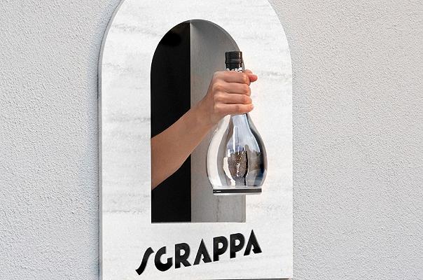 Milano: apre “Sgrappa e Via!”, il bar temporaneo di Maurizio Cattelan