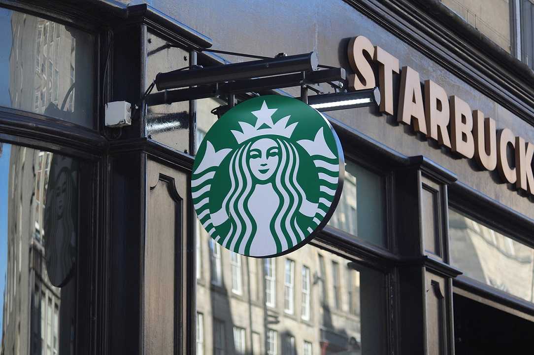 Regno Unito, Starbucks pensa alla vendita delle attività: troppe perdite per il Covid