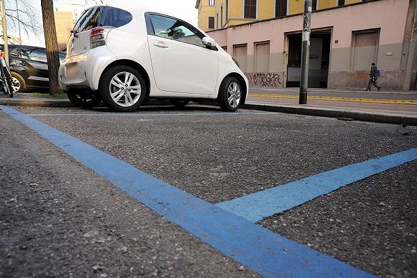 Como, parcheggi blu e gialli concessi (gratis) ai ristoranti per i tavoli all’esterno