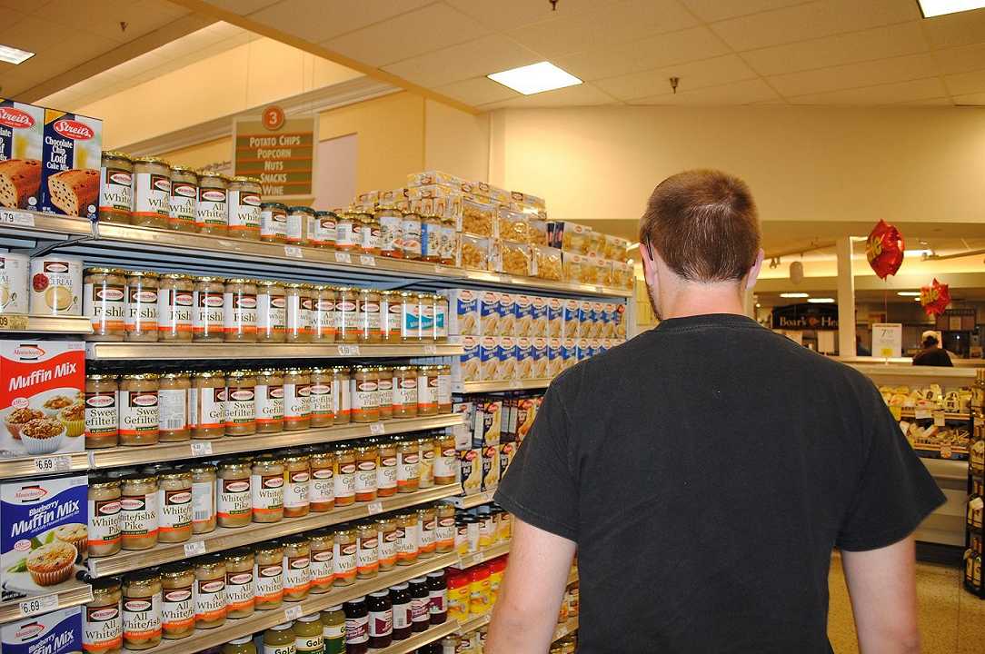 Supermercati e negozi: i no vax potranno comprare solamente “beni primari”?
