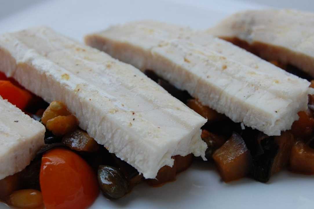 Pesce spada con caponata di melanzane e capperi