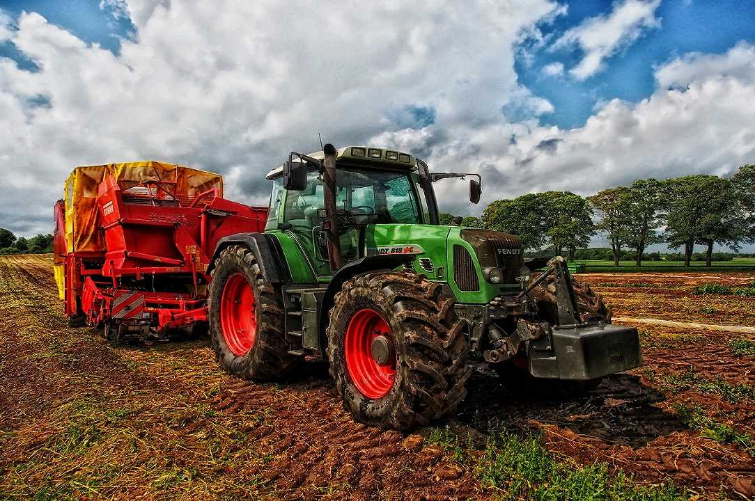 Agricoltura, in Francia la scuola guida di trattori per ridurre le “morti verdi”