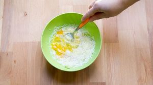 uova sbattute col formaggio in una ciotola