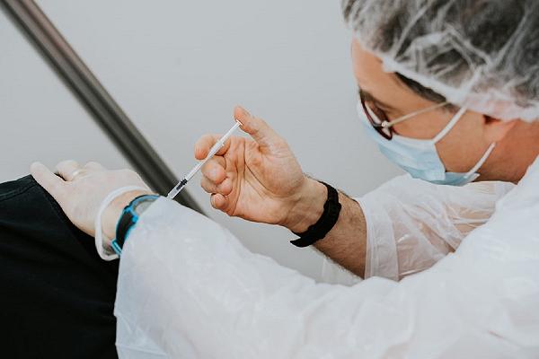 Vaccinati in cantina mille agricoltori, sono i primi sul posto di lavoro