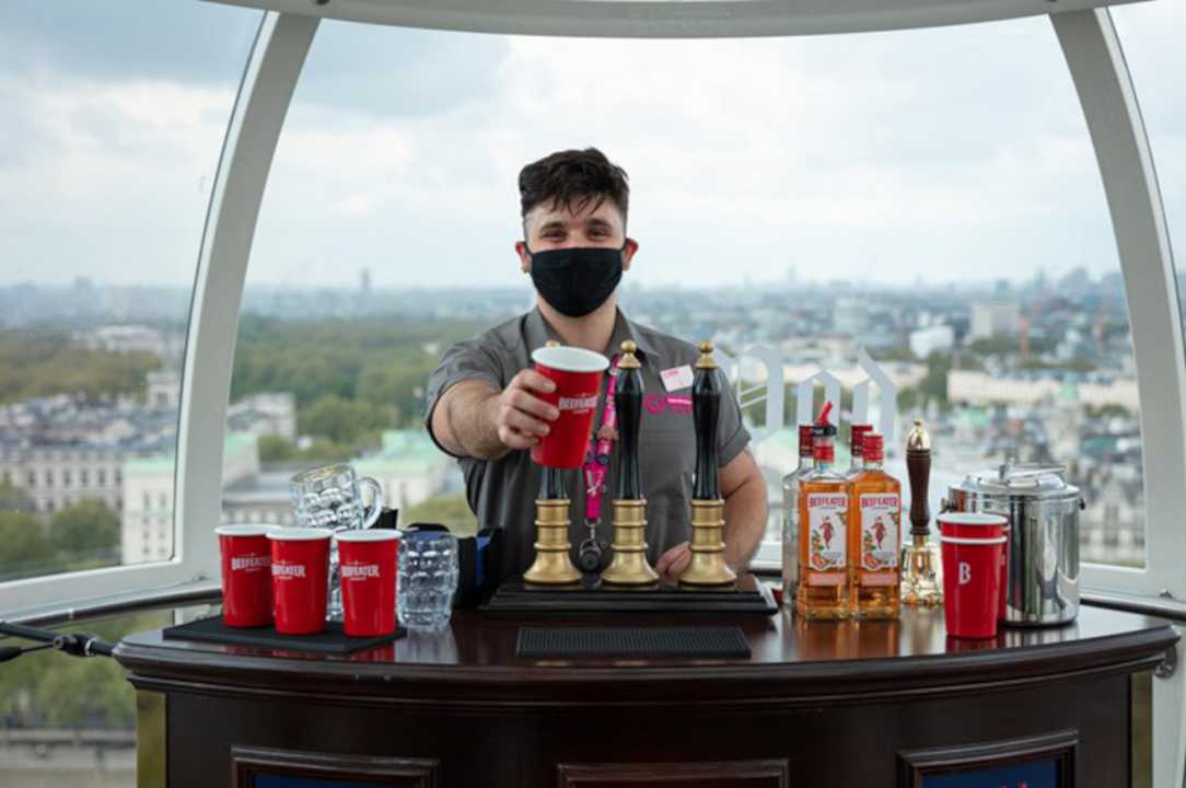 Londra: in una cabina del London Eye il più piccolo pub del mondo