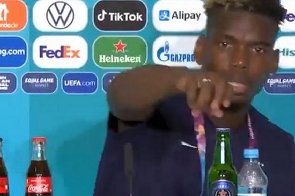 Pogba come Cristiano Ronaldo: toglie dal tavolo una bottiglia di Heineken