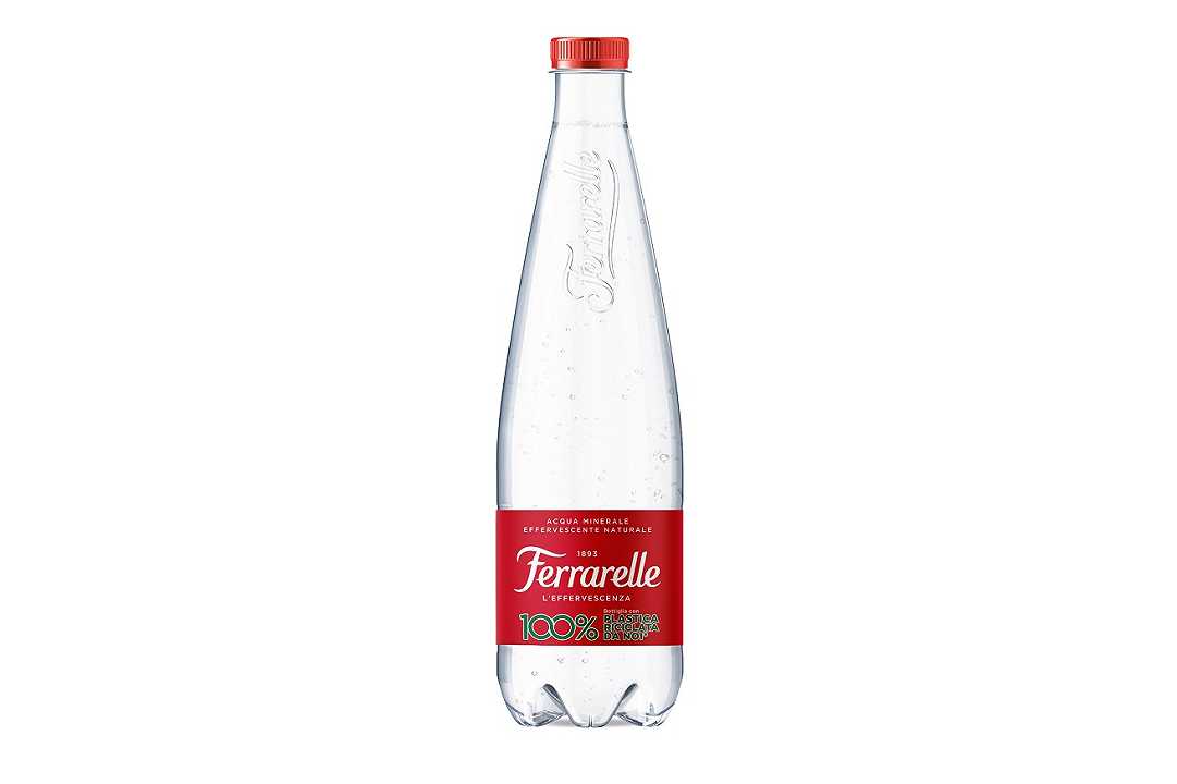 Ferrarelle lancia Infinita, la bottiglia in plastica 100% riciclata “internamente”