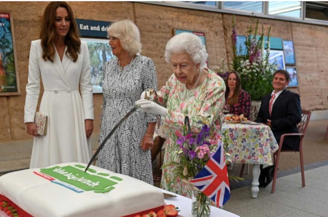 La Regina Elisabetta taglia una torta usando una sciabola