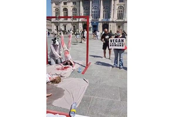 Torino: macabra protesta di piazza delle Iene Vegane